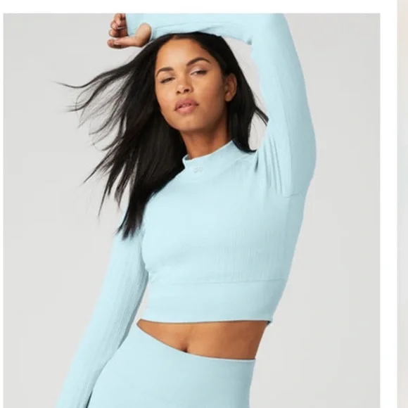 【新品未使用タグ付き‼️】alo yoga chalk blue XSサイズ ALO Yoga | Tops | Alo Yoga Seamless Cable Knit Top In Chalk